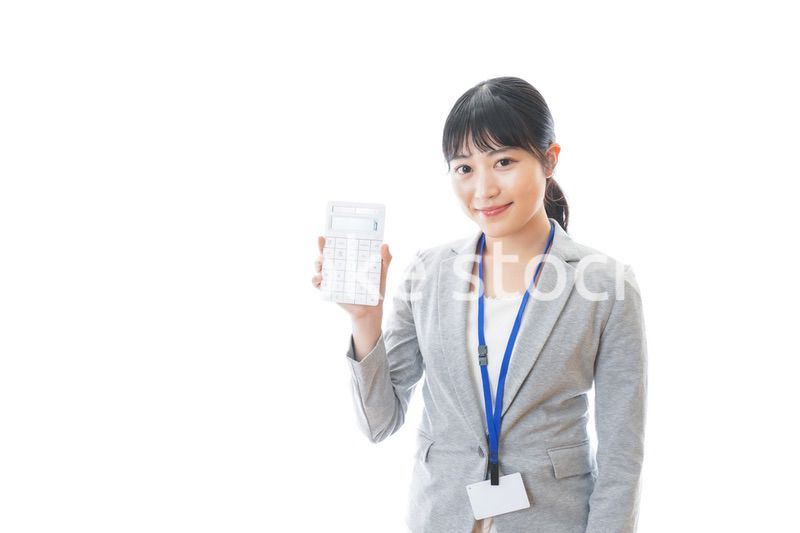 電卓を持つ若いビジネスパーソン