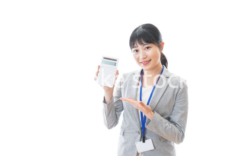 電卓を持つ若いビジネスパーソン