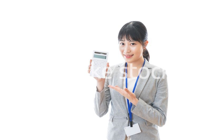 電卓を持つ若いビジネスパーソン