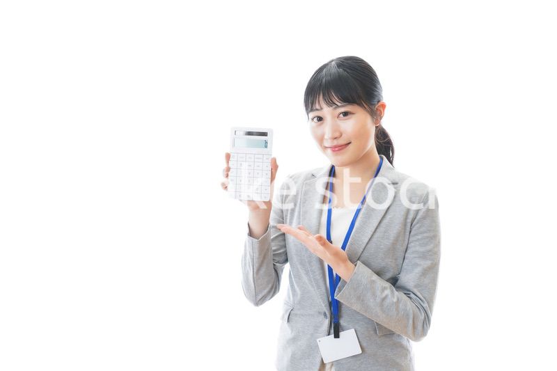 電卓を持つ若いビジネスパーソン