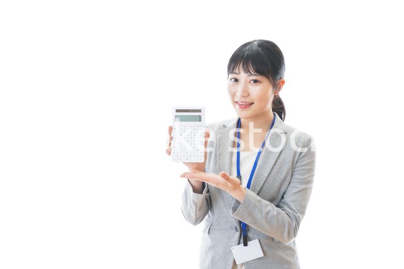 電卓を持つ若いビジネスパーソン