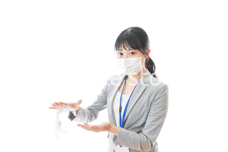 アルコール消毒液を使う若いビジネスパーソン