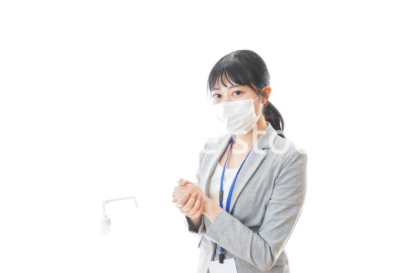 アルコール消毒液を使う若いビジネスパーソン