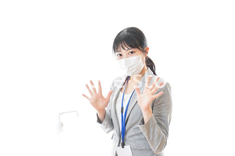 アルコール消毒液を使う若いビジネスパーソン