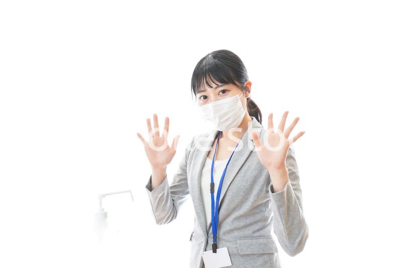 アルコール消毒液を使う若いビジネスパーソン