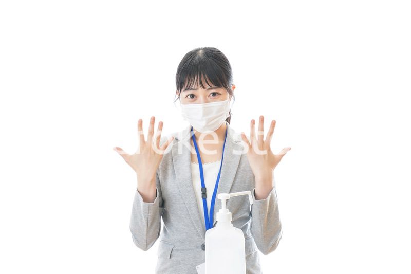 アルコール消毒液を使う若いビジネスパーソン