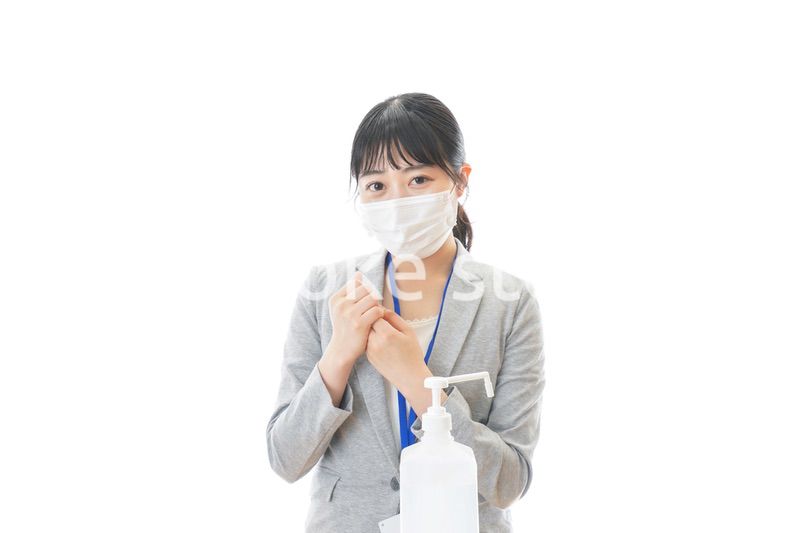 アルコール消毒液を使う若いビジネスパーソン