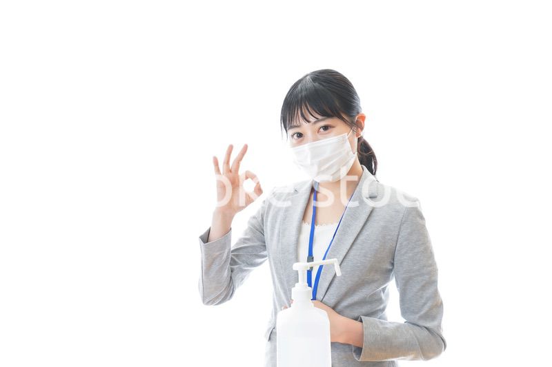 手の消毒をする若いビジネスパーソン