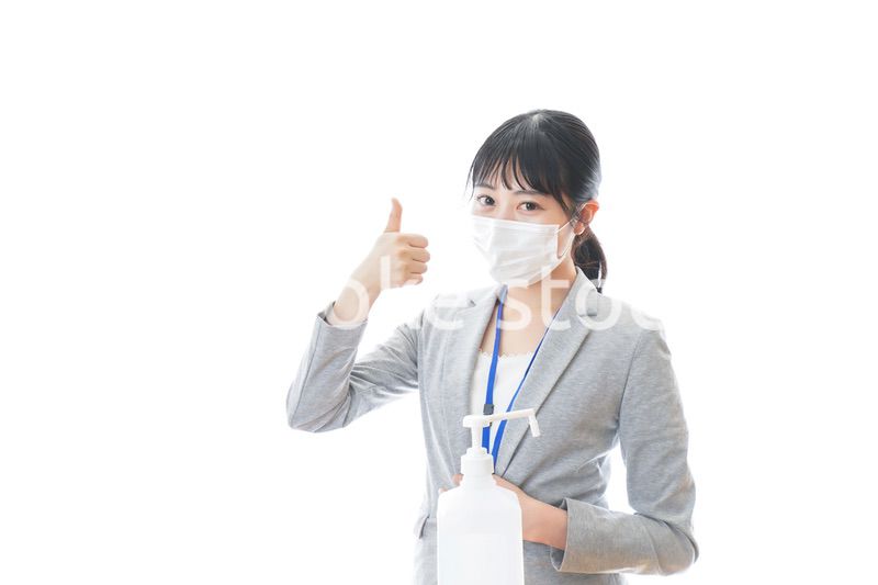 手の消毒をする若いビジネスパーソン