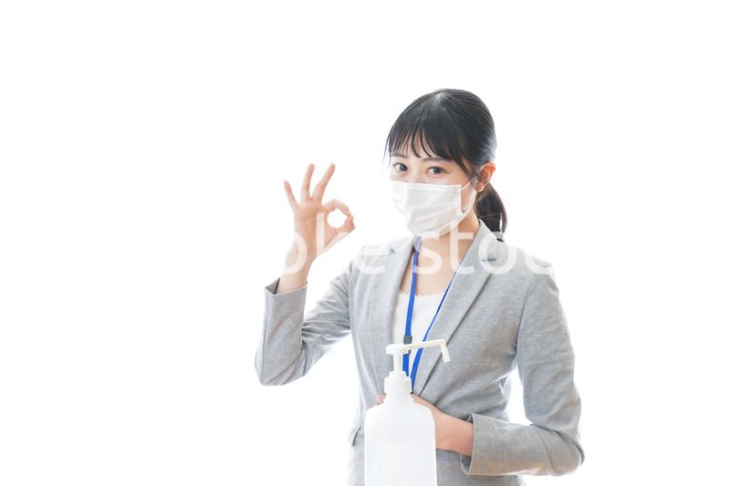 手の消毒をする若いビジネスパーソン