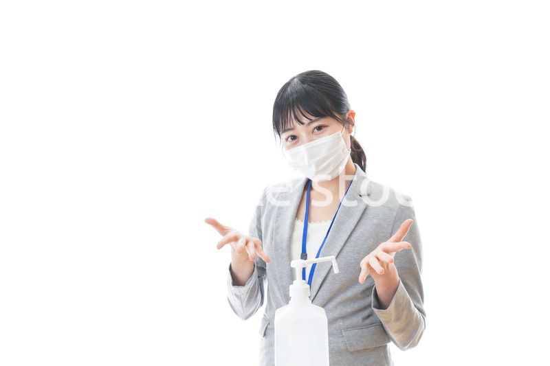 手の消毒をする若いビジネスパーソン