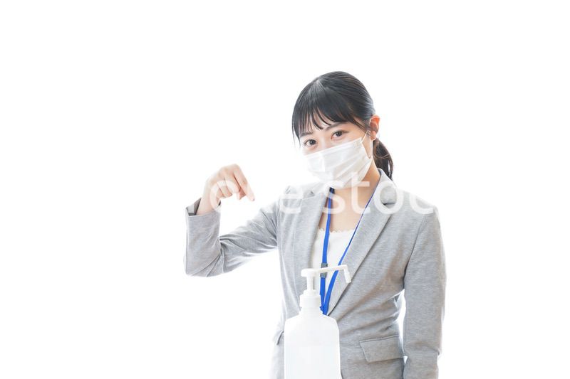 手の消毒をする若いビジネスパーソン