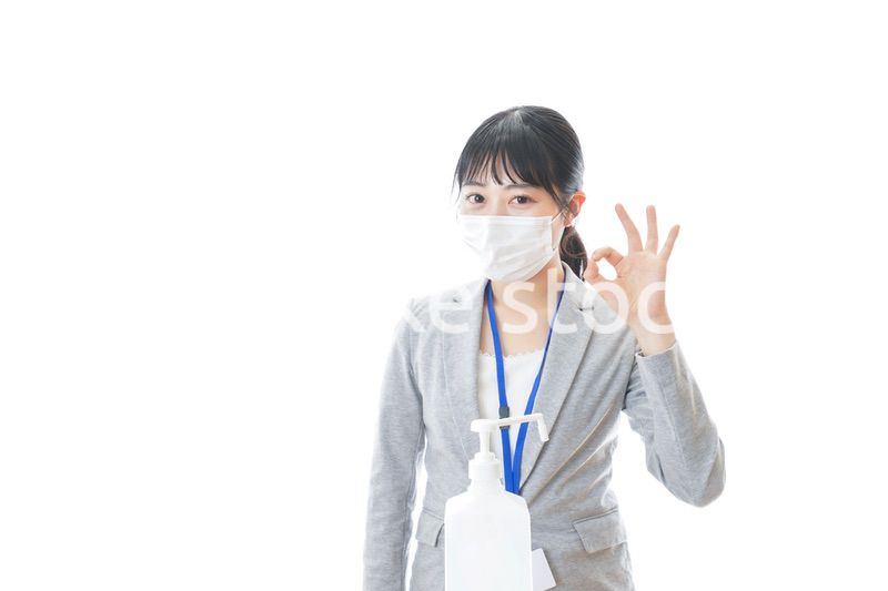 手の消毒をする若いビジネスパーソン