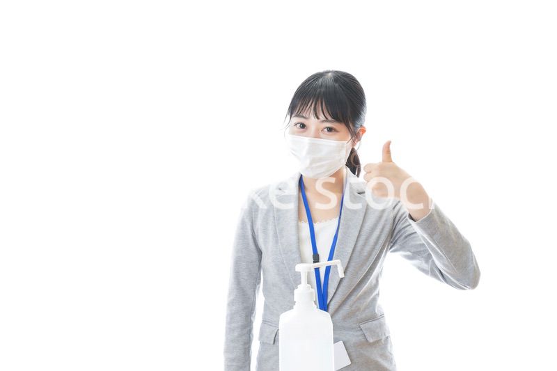 手の消毒をする若いビジネスパーソン