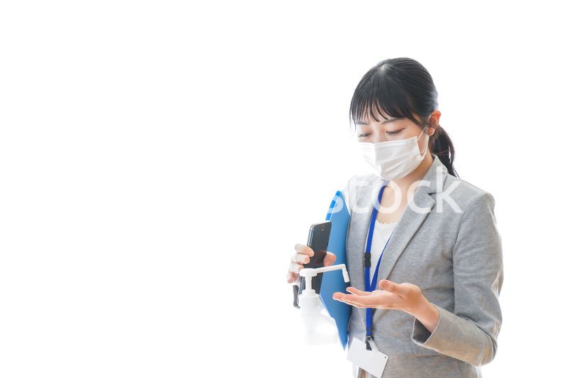 手の消毒をする若いビジネスパーソン