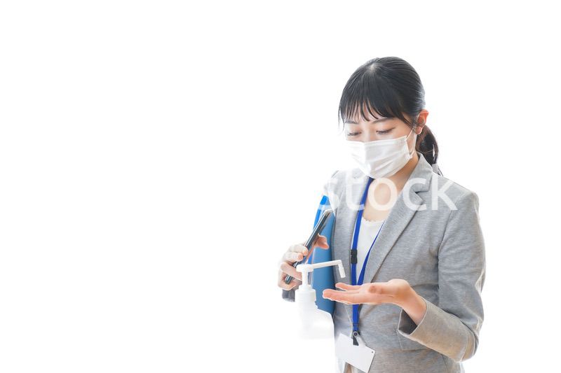 手の消毒をする若いビジネスパーソン