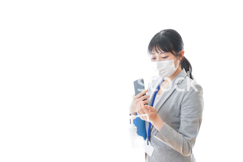 手の消毒をする若いビジネスパーソン