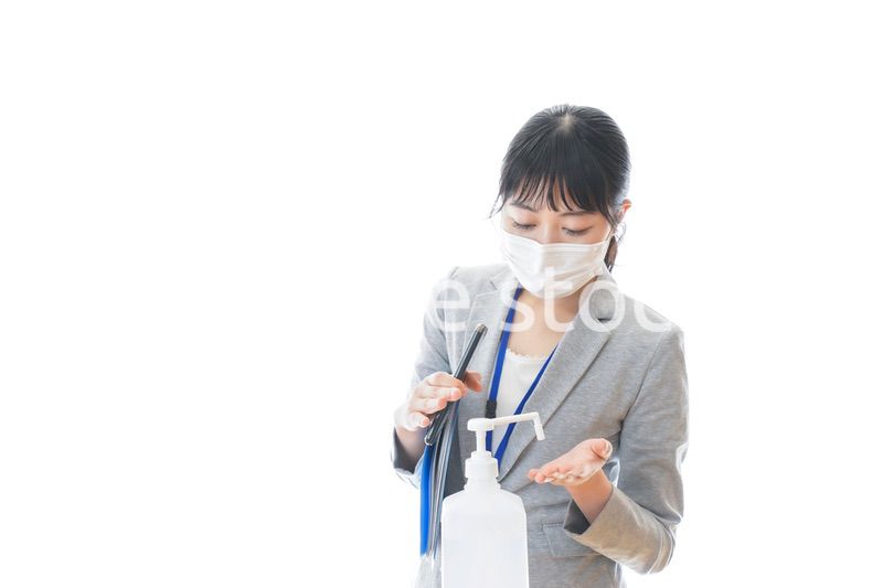 手の消毒をする若いビジネスパーソン