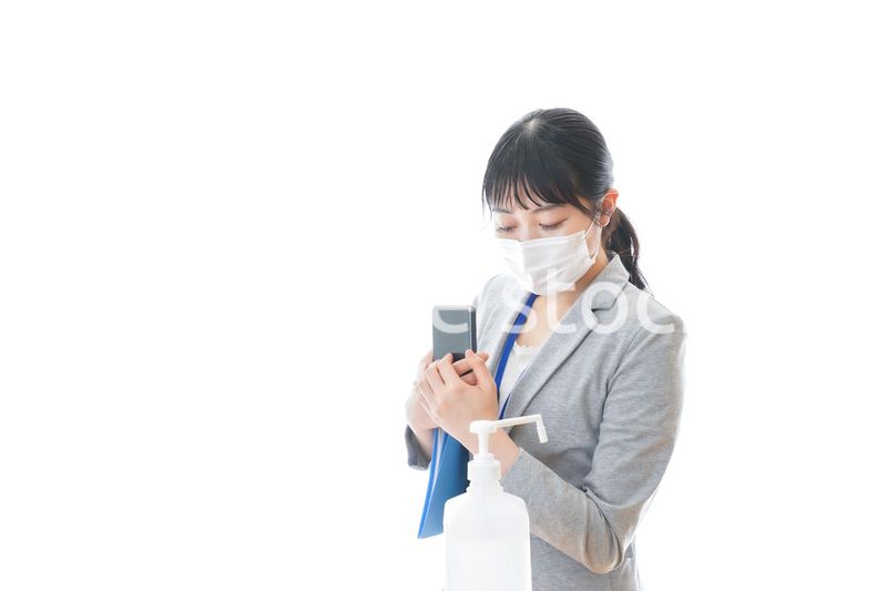 手の消毒をする若いビジネスパーソン