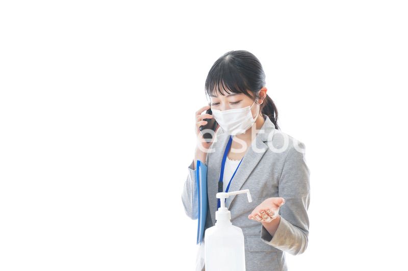 手の消毒をする若いビジネスパーソン