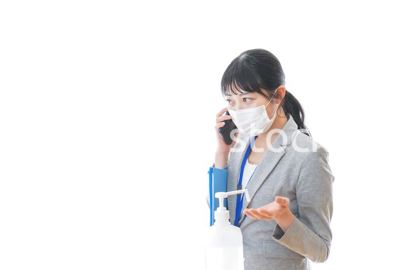 手の消毒をする若いビジネスパーソン