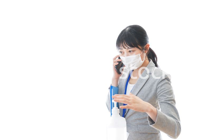 手の消毒をする若いビジネスパーソン