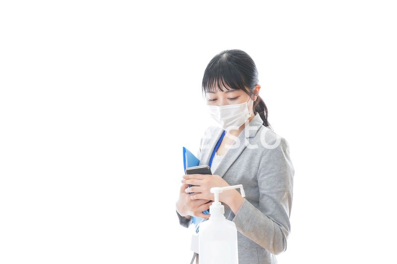 手の消毒をする若いビジネスパーソン