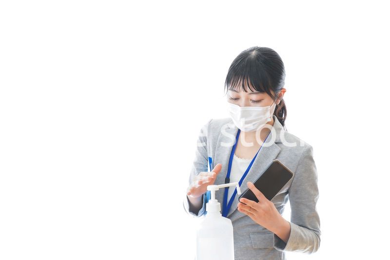 手の消毒をする若いビジネスパーソン