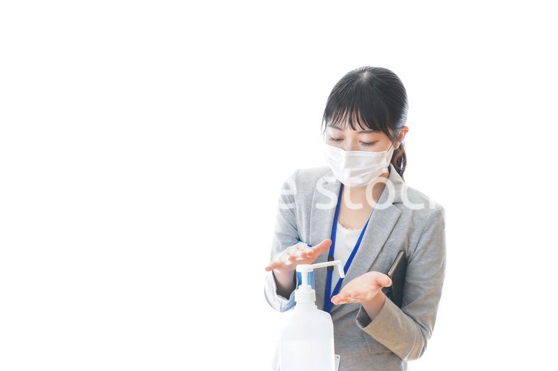 手の消毒をする若いビジネスパーソン