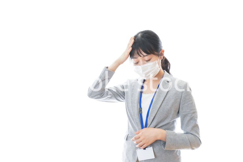 熱に苦しむ若いビジネスパーソン