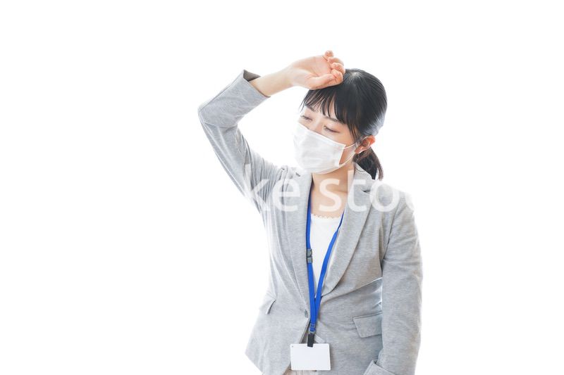 熱に苦しむ若いビジネスパーソン