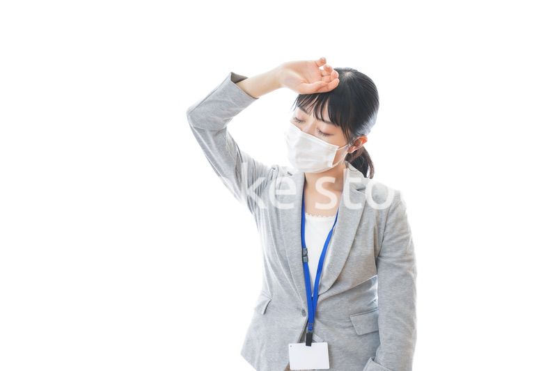 熱に苦しむ若いビジネスパーソン