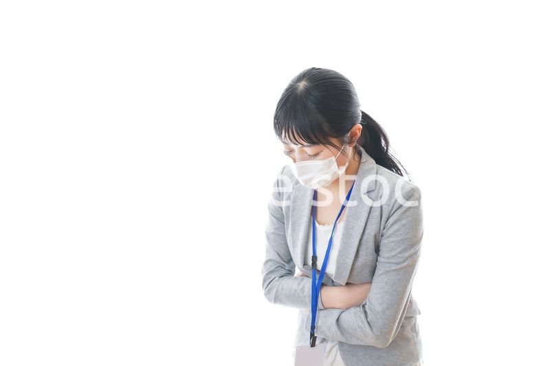 腹痛に苦しむ若いビジネスパーソン