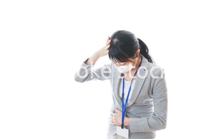 腹痛に苦しむ若いビジネスパーソン