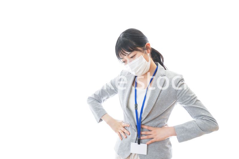 腹痛に苦しむ若いビジネスパーソン