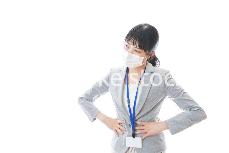 腹痛に苦しむ若いビジネスパーソン