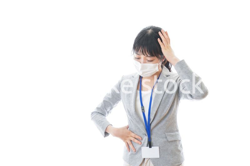 腹痛に苦しむ若いビジネスパーソン