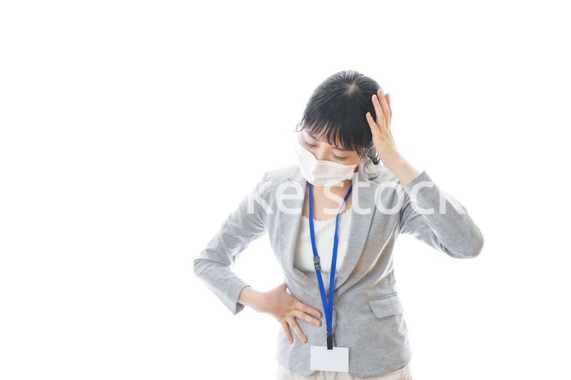 腹痛に苦しむ若いビジネスパーソン