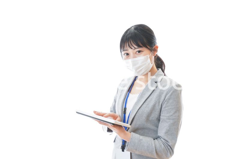 マスクをしてキーボードを持つ若いビジネスパーソン