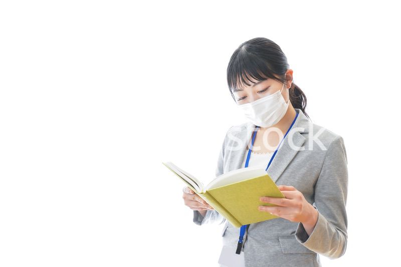 読書をする若いビジネスパーソン