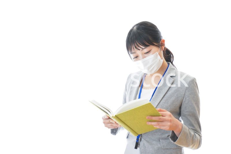 読書をする若いビジネスパーソン