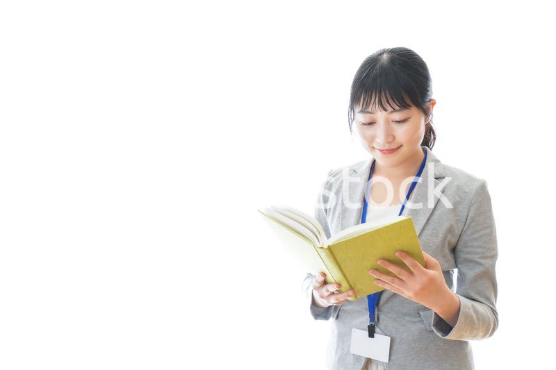 読書をする若いビジネスパーソン