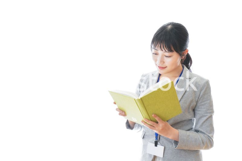 読書をする若いビジネスパーソン