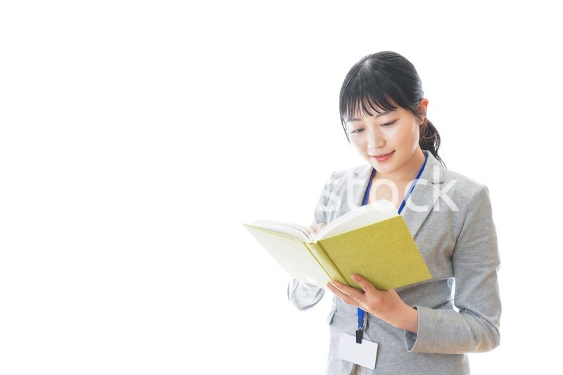 読書をする若いビジネスパーソン