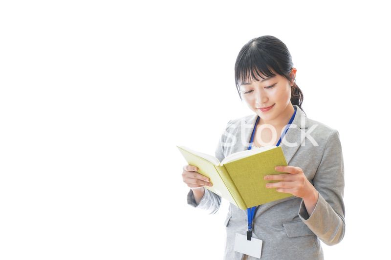 読書をする若いビジネスパーソン