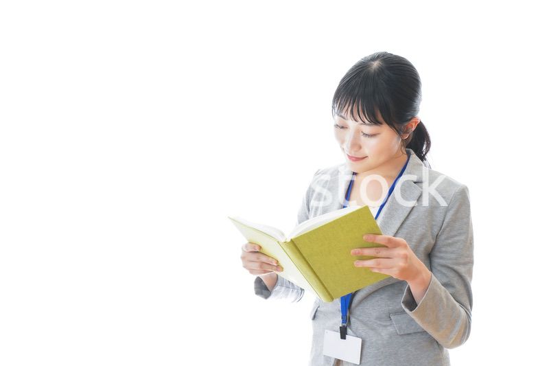 読書をする若いビジネスパーソン