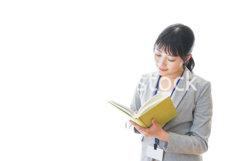 読書をする若いビジネスパーソン