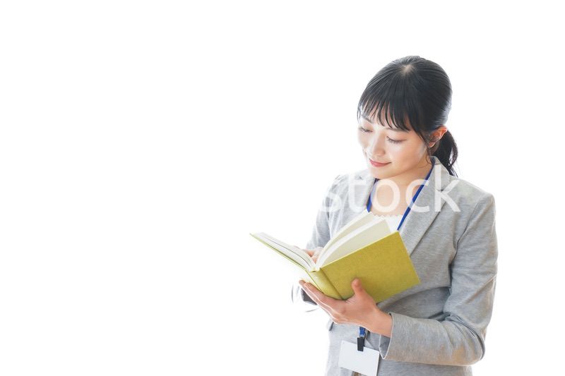 読書をする若いビジネスパーソン