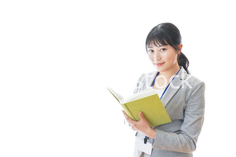 読書をする若いビジネスパーソン