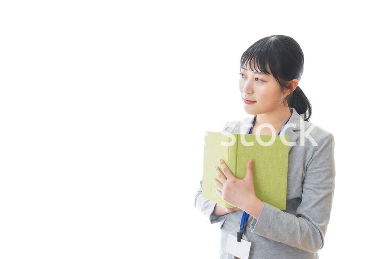 読書をする若いビジネスパーソン